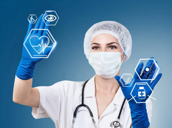 Kvinnlig läkare som arbetar med digital sjukvård ikoner. — Stockfoto