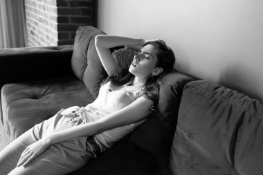 Genç kadın kendini kötü hissediyor ve evinde baş ağrısı çekiyor..