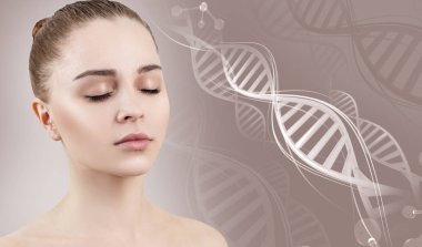 Beyaz DNA zincirleri arasında şehvetli bir kadının portresi.