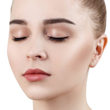 Gözleri kapalı ve makyajlı güzel bir kadın..