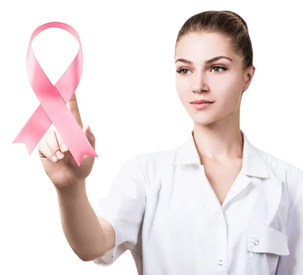 白い背景にピンクのリボンを指す女性医師. — ストック写真