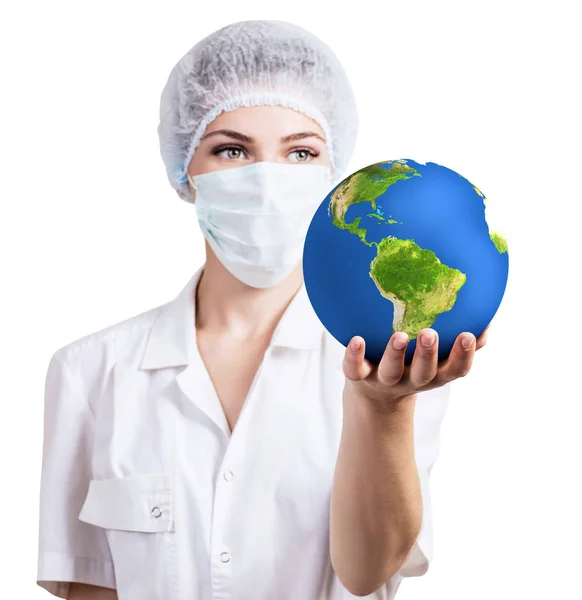 Vrouwelijke arts in masker houdt aarde. — Stockfoto