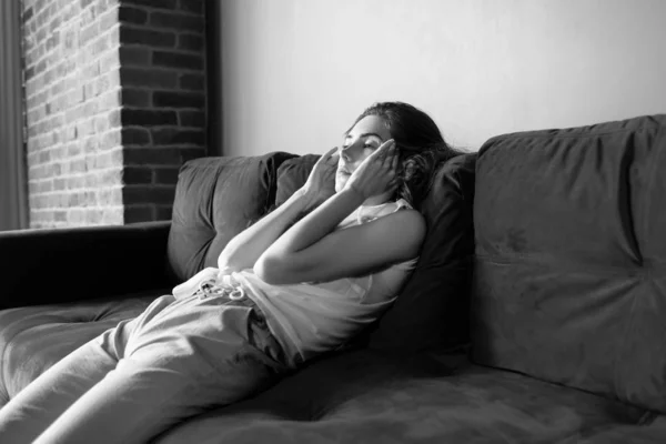 Νεαρή γυναίκα αισθάνεται άσχημα και υποφέρει από πονοκέφαλο στο σπίτι. — Φωτογραφία Αρχείου