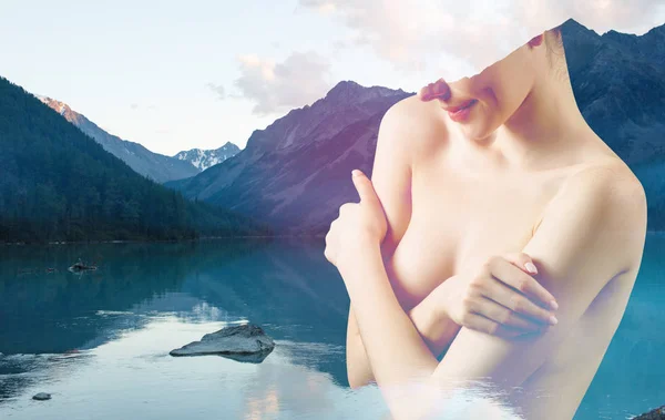 Double exposition de femme nue et belle nature . — Photo