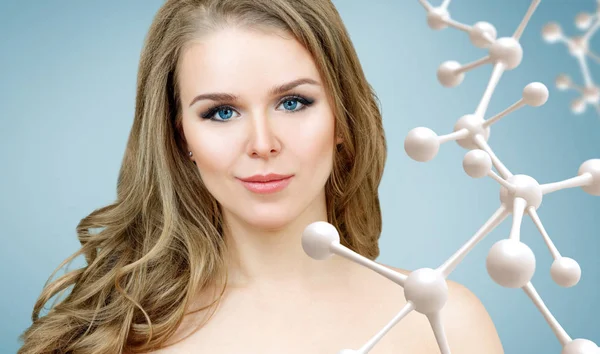 Mooie vrouw met grote witte molecule ketting. v — Stockfoto