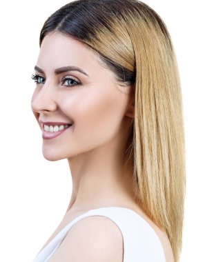 Sağlıklı ciltli ve parlak makyajlı güzel olgun bir kadın.