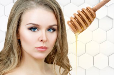 Güzel kadın, bal maskesi için hazırlan..