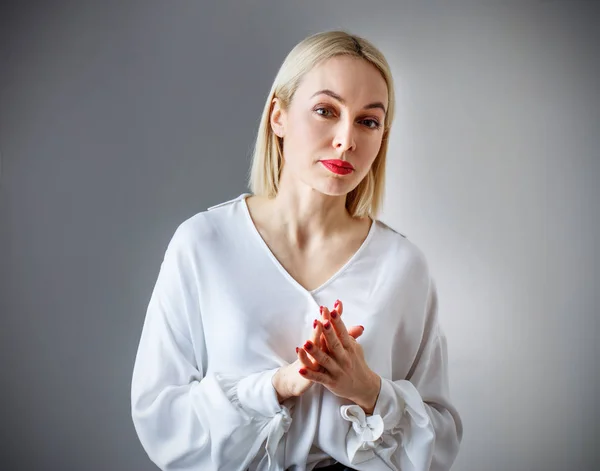 Retrato de bela mulher adulta em blusa branca . — Fotografia de Stock