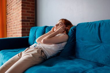 Genç kadın kendini kötü hissediyor ve evinde baş ağrısı çekiyor..