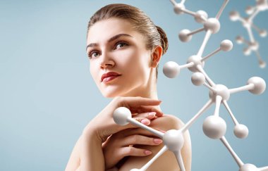 Büyük beyaz molekül zinciri olan genç kadın..