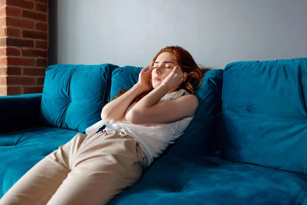 Young woman feels bad and suffering from headache at home. — Stock Photo, Image