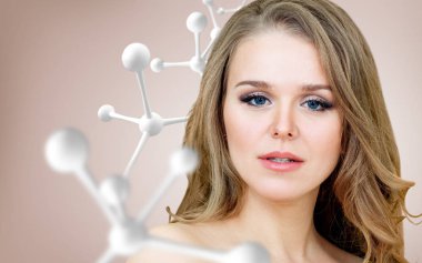 Büyük beyaz molekül zincirinin yanında güzel bir kadın..