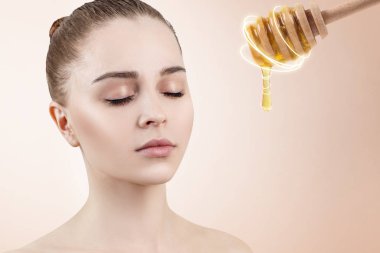 Gözleri kapalı ve bal kaşıklı genç kadın yüz maskesi için hazırlan..