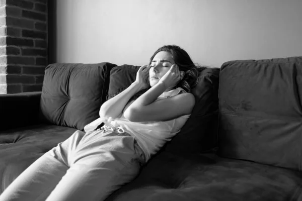 Молода жінка відчуває себе погано і страждає від головного болю вдома . — стокове фото