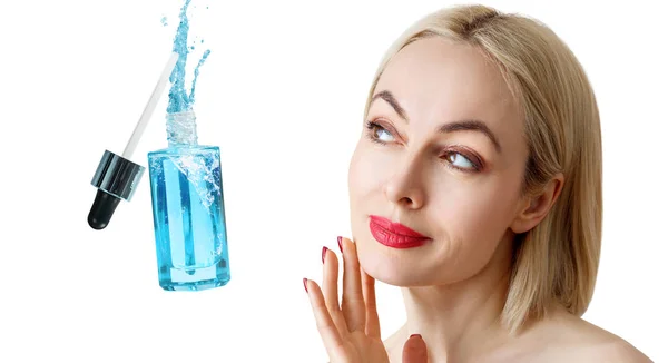 Bellissimo viso di donna adulta vicino bottiglia cosmetica blu . — Foto Stock