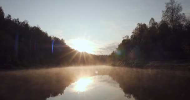 Movimento para a frente no rio com névoa sobre a superfície da água . — Vídeo de Stock
