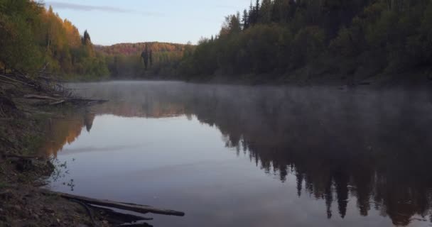 Mattina nebbia sul fiume d'acqua al mattino presto . — Video Stock