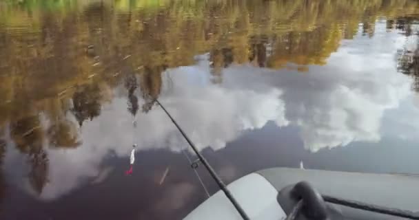 Barco de pesca con caña de vela delantero por la mañana . — Vídeos de Stock