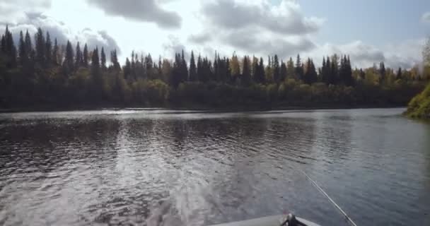 Bateau de pêche avec canne à voile forvard le matin . — Video