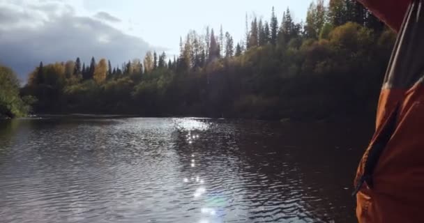 Vista trasera del pescador lanza un caño de pescar en el río . — Vídeo de stock