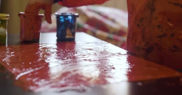 Boldog kislány kezek piros festés rajz — Stock videók