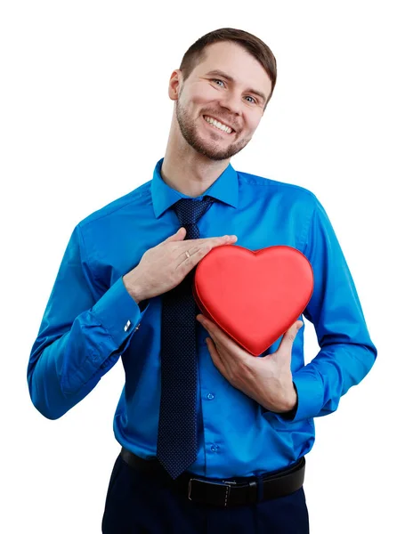 Homme élégant avec boîte cadeau de valentines en forme de cœur . — Photo