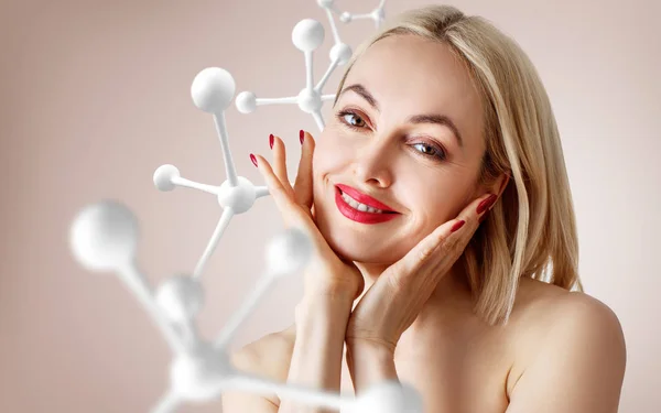 Belle femme sensuelle près de grande chaîne de molécules blanches . — Photo