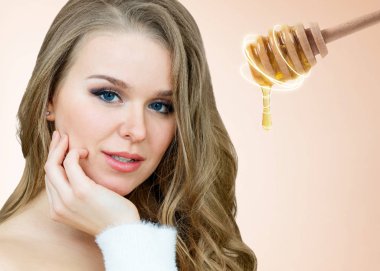 Yetişkin kadın ve bal kaşığı yüz maskesi için hazırlanın..