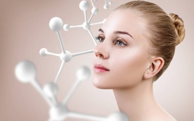 Büyük beyaz molekül zinciri olan genç kadın..