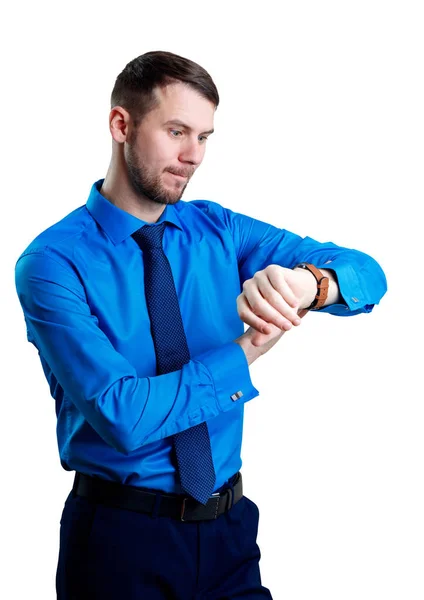 Bonito jovem empresário usando relógio inteligente . — Fotografia de Stock