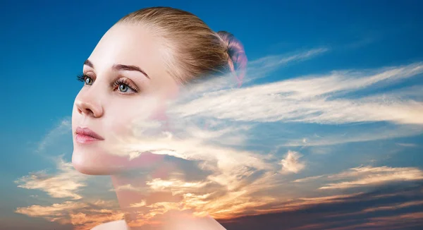 Doble exposición retrato de mujer joven y puesta de sol . —  Fotos de Stock