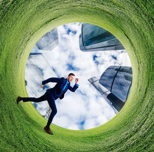 Молодой бизнесмен вбегает в зеленый круг . — стоковое фото
