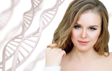Beyaz DNA zincirleri arasında şehvetli bir kadının portresi.