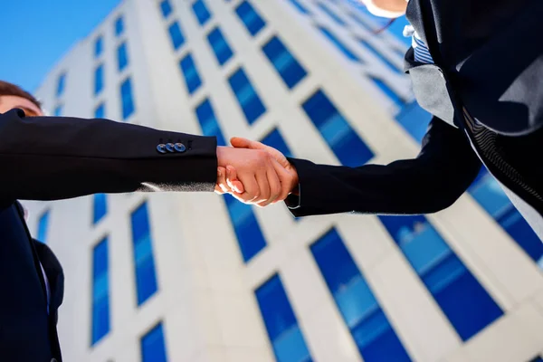 Handshake of business people over city buildings background — Stock Photo, Image