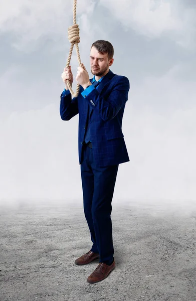 Uomo d'affari depresso che indossa cappio di corda che si suicida . — Foto Stock