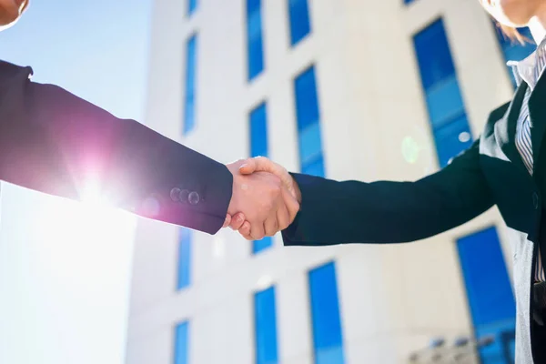 Handshake of business people over city buildings background — Stock Photo, Image