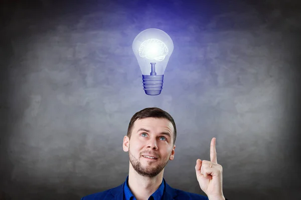 Empresário pensando e apontando o dedo na lâmpada sobre a cabeça . — Fotografia de Stock
