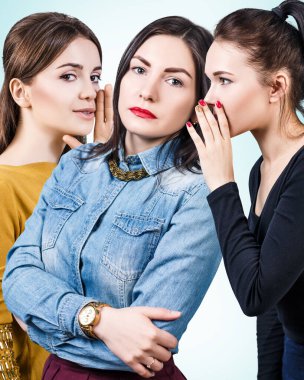 Genç kızların bazı gizli dedikodu.