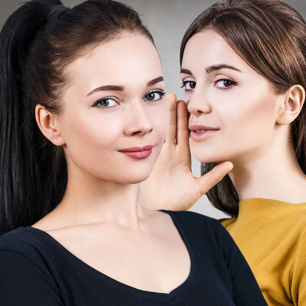 Chicas jóvenes chismorreando algún secreto . — Foto de Stock