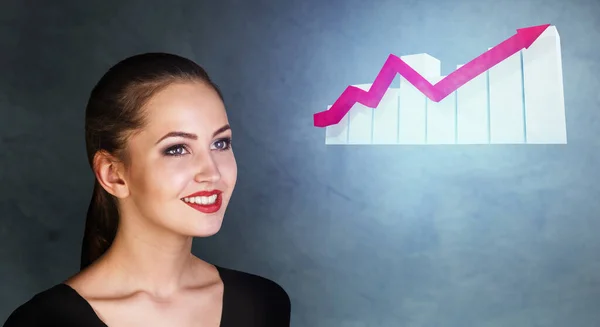 Business woman looks on increase schedule with growth arrow. — Stockfoto