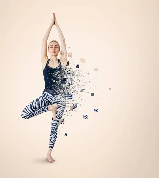 Frau in Yoga-Haltung zerfällt an Partikeln. Zerstreuungseffekt. — Stockfoto