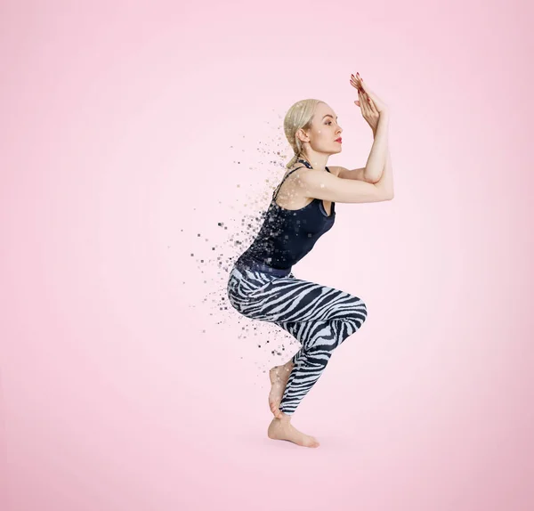 Frau in Yoga-Haltung zerfällt an Partikeln. Zerstreuungseffekt. — Stockfoto