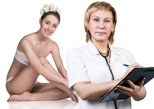Madura médico mujer toma notas en tarjeta y paciente sentado . — Foto de Stock