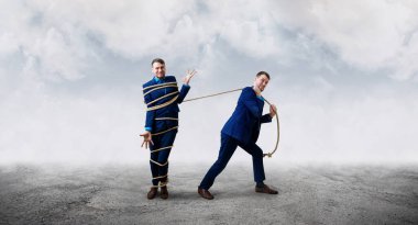 Kızgın işadamı kendini bir iple bağladı..