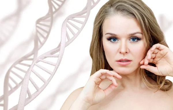 白いDNA鎖の間の官能的な女性の肖像. — ストック写真