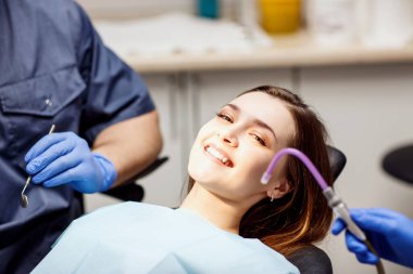 Stomatoloji kliniğinde tedavi bekleyen genç bir kadın..