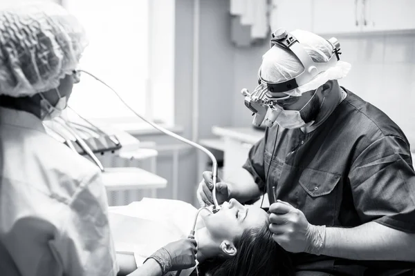 Οδοντίατρος θεραπεία δοντιών σε νεαρή γυναίκα ασθενή στην κλινική. — Φωτογραφία Αρχείου