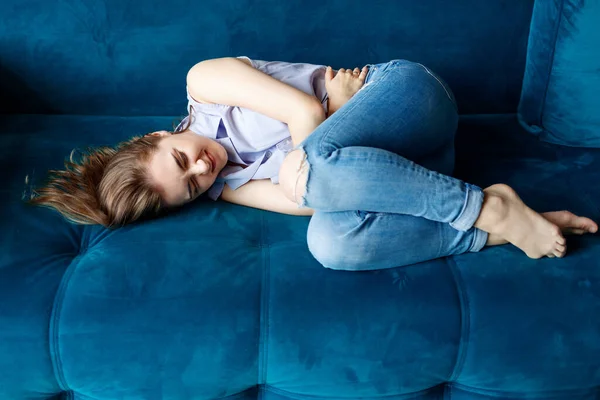 Güzel bir genç kadın adet sancısı ve öfke hisseder..