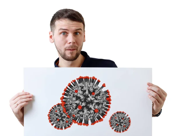 Överraskad man håller vita plakat med coronavirus cell. — Stockfoto