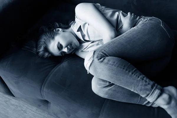 美しい若い女性は月経痛と怒りを感じます. — ストック写真